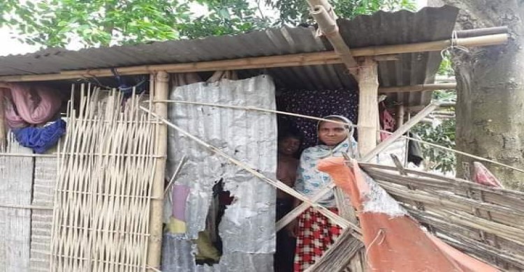 "প্রধানমন্ত্রী যদি একটি ঘর দিতেন, তাহলে সন্তানদের নিয়ে শান্তিতে ঘুমাতে পারতাম"