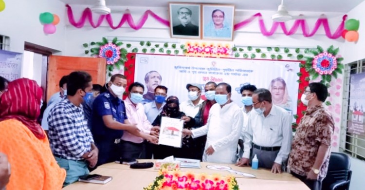 আশ্রয়ণ প্রকল্পের দ্বিতীয় পর্যায়ে স্থায়ী ঠিকানা পেয়ে আনন্দে উচ্ছ্বাসিত ভূমিহীন পরিবার