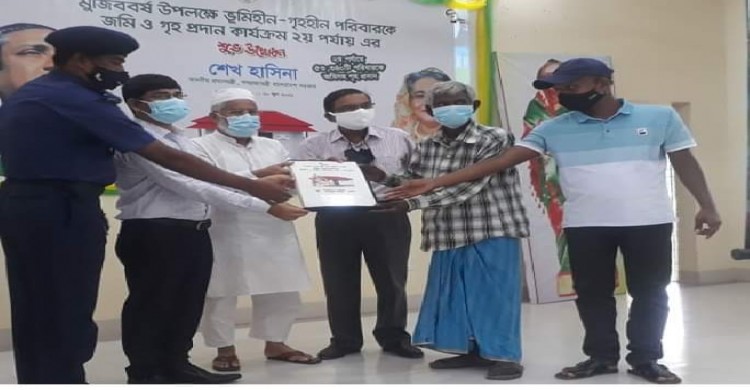 ধামইরহাটে ২য় পর্যায়ে ২০ ভূমিহীন পেল নতুন বাড়ী, দলিল হস্তান্তর করল উপজেলা প্রশাসন