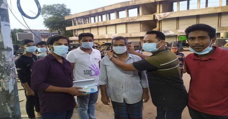 খাগড়াছড়িতে ছাত্রলীগ নেতা অর্ণব ত্রিপুরা টুটুল'র মাস্ক ও হ্যান্ড স্যানিটারাইজ বিতরণ