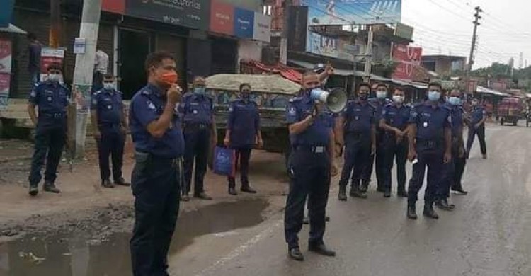 পলাশবাড়ীতে লকডাউনের দ্বিতীয় দিন থানা পুলিশের সতর্কতামূলক অভিযান