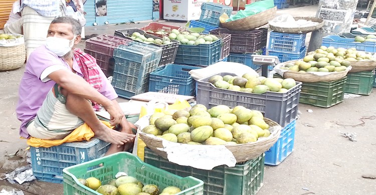 লকডাউনের কারনে রংপুরে  আম বিক্রি নিয়ে বিপাকে পড়েছে ব্যবসায়ীরা