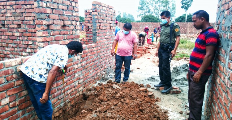 ঘোড়াঘাট পৌর সভার আশ্রায়ণ প্রকল্প পরিদর্শন করলেন ইউএনও