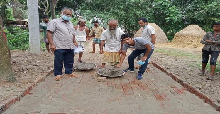 দিনাজপুরের বিরামপুরে রাস্তার সি সি ঢালাইয়ের কাজের উদ্বোধন