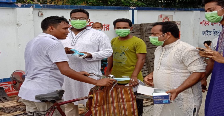 পীরগাছায় মাস্ক বিতরণ করলেন   সমাজ সেবক লিংকন