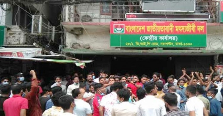 বিএনপির কেন্দ্রীয় কার্যালয়ের সামনে ছাত্রদলের আনন্দ উল্লাস