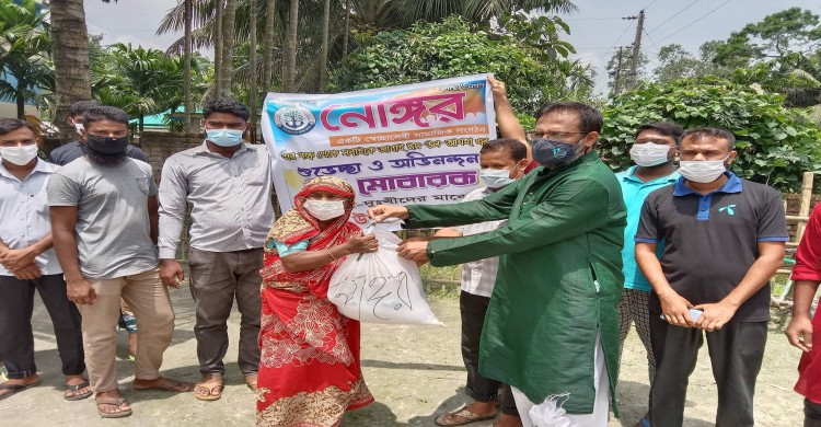 পীরগাছায় বাড়ি বাড়ি গিয়ে ঈদ সামগ্রি পৌঁছে দিলেন “নোঙ্গর”