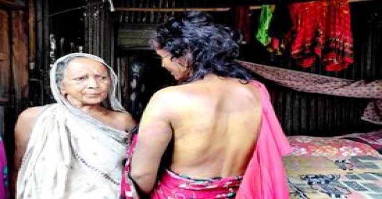 পত্নীতলার নার্সারী ব্যবসায়ীকে  টর্চার সেলে নির্যাতন, স্ত্রীর চুল কর্তন