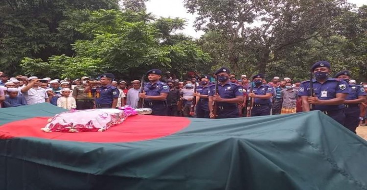 পত্নীতলায় বীর মুক্তিযোদ্ধা শরিফুল ইসলাম কে রাষ্ট্রীয় মর্যাদায় দাফন