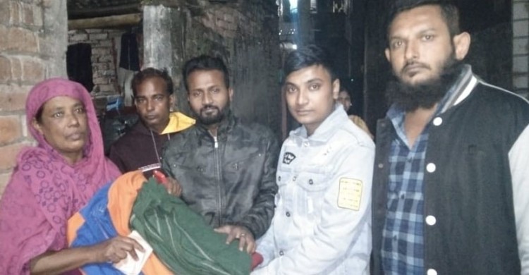রাজশাহীতে বাড়ি পোড়া পরিবারের মাঝে  সত্যের জয় সামাজিক সংগঠনের কম্বল বিতরণ