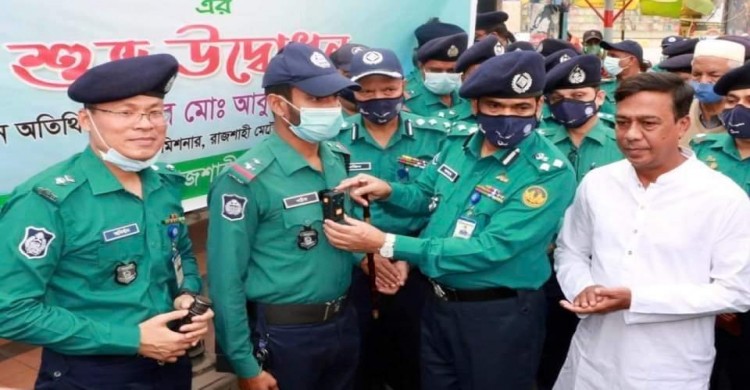 রাজশাহীতে প্রথমবারের মতো ট্রাফিক পুলিশের বডি ওর্ন ক্যামেরা চালু