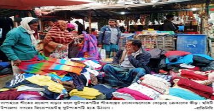 সাপাহারে শীত বাড়ায় ক্রেতাদের ভীড়ে মুখরিত ফুটপাতপট্টি