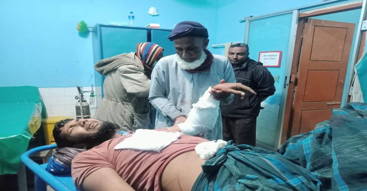 সাপাহারে স'মিলের ব্লেড লেগে যুবকের হাত দ্বি খন্ড !