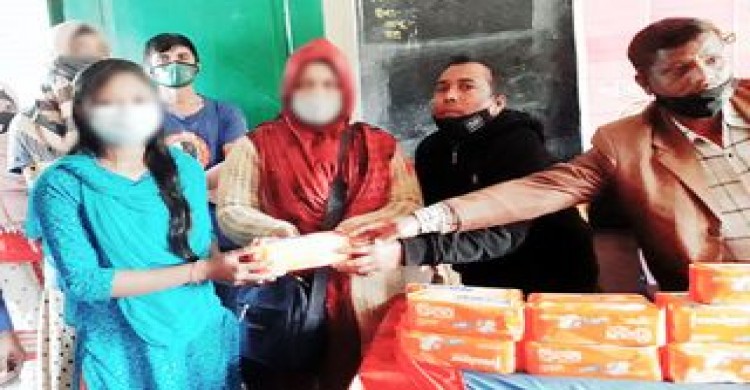 রংপুরে সেচ্ছাসেবী সংগঠনের   ন্যাপকিন বিতরণ