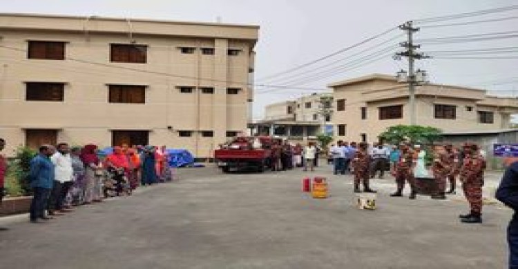 পত্নীতলায় জনসচেতনতায় অগ্নি নির্বাপণ মহড়া